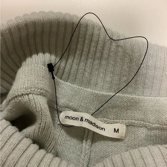 💕Adorable Moon & Madison sweater set 💕 Absolutely love this 💕 Too small for me 😢 - Picture 4 of 6